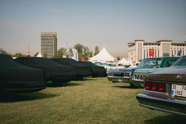 Wie kann ich kreativ mit farben in meinem outfit spielen?